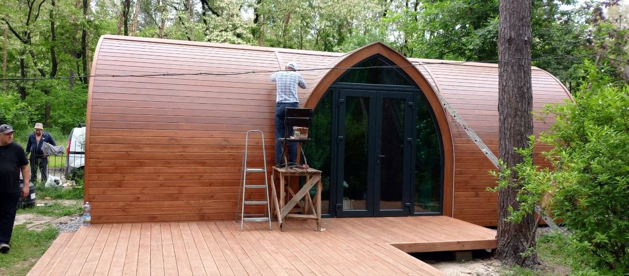 Фінішні роботи на збудованому модулі GoodWoodHome з терасою в лісі