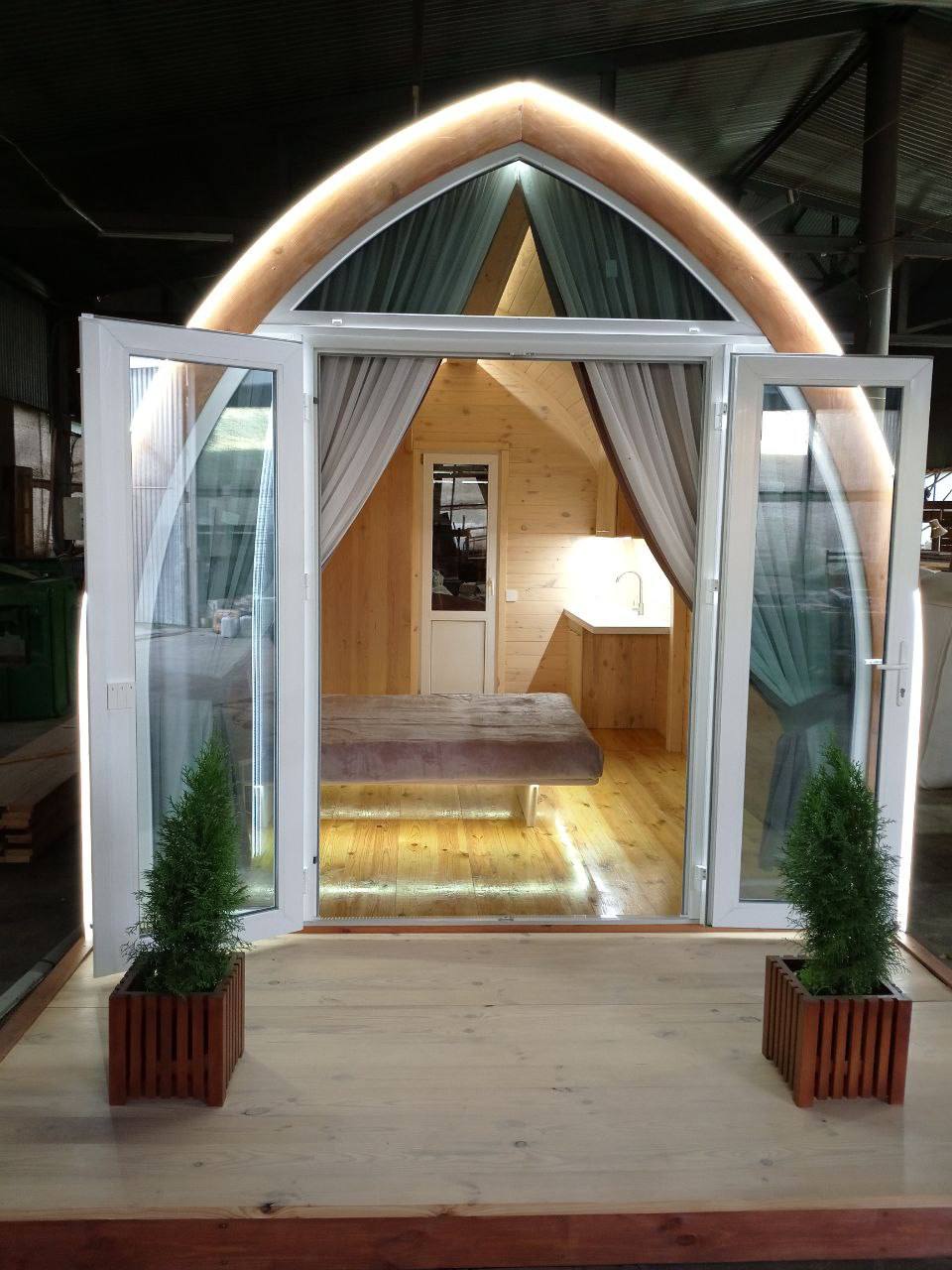 Готовий модуль GoodWoodHome у цеху: стрільчаста арка з LED-підсвіткою і видимим інтер'єром